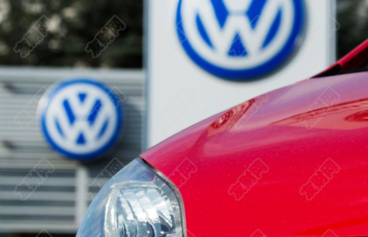 2024年11月03日:﻿工会表示：大众汽车计划在关闭德国工厂的同时裁员和减薪10%